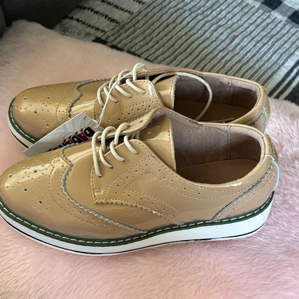 Fashion Beige Patent Leather Wingtip Derby with Green-Trim Sole